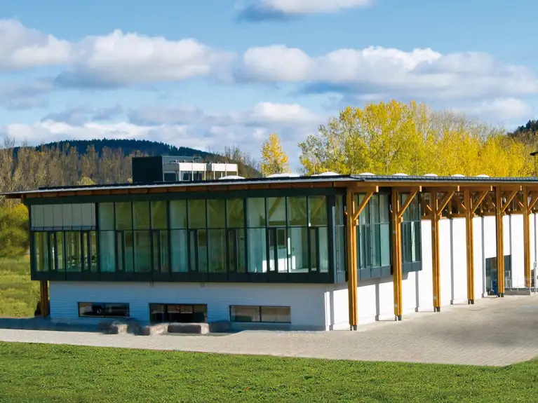 Opening of the KARL STORZ Visitor Centre: Current innovations in 20 specialties of human medicine as well as products from veterinary medicine and the Industrial Group are presented on 1400 square meters. In addition, the integrated system solutions assoc