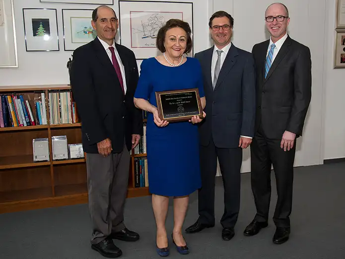 Like her father, Sybill Storz is honored as "Pioneer in Endoscopy" by the Society of American Gastro-intestinal and Endoscopic Surgeons (SAGES), USA.