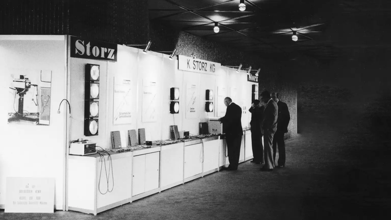 Personas observan instrumentos médicos en un stand de exhibición de la empresa Storz.