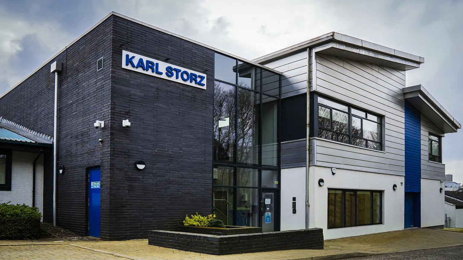 Здание компании Karl Storz с современной архитектурой и стеклянным входом.