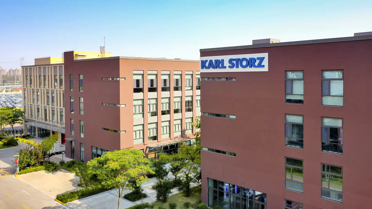 Вид спереди на здание компании Karl Storz с логотипом и современной архитектурой.