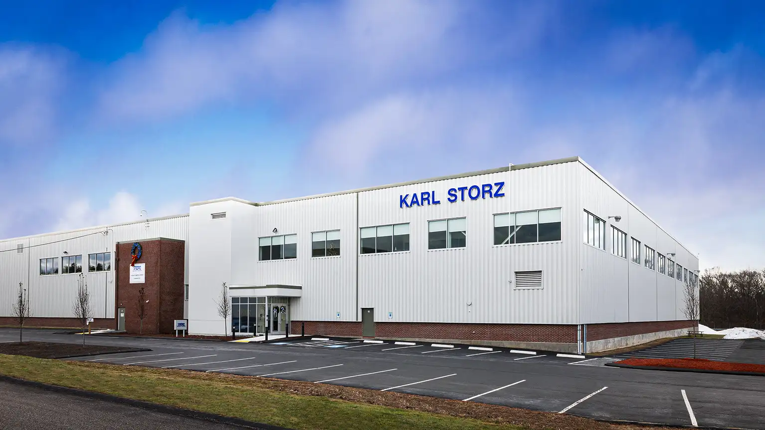 Außenansicht eines modernen Industriegebäudes mit dem Schriftzug Karl Storz.
