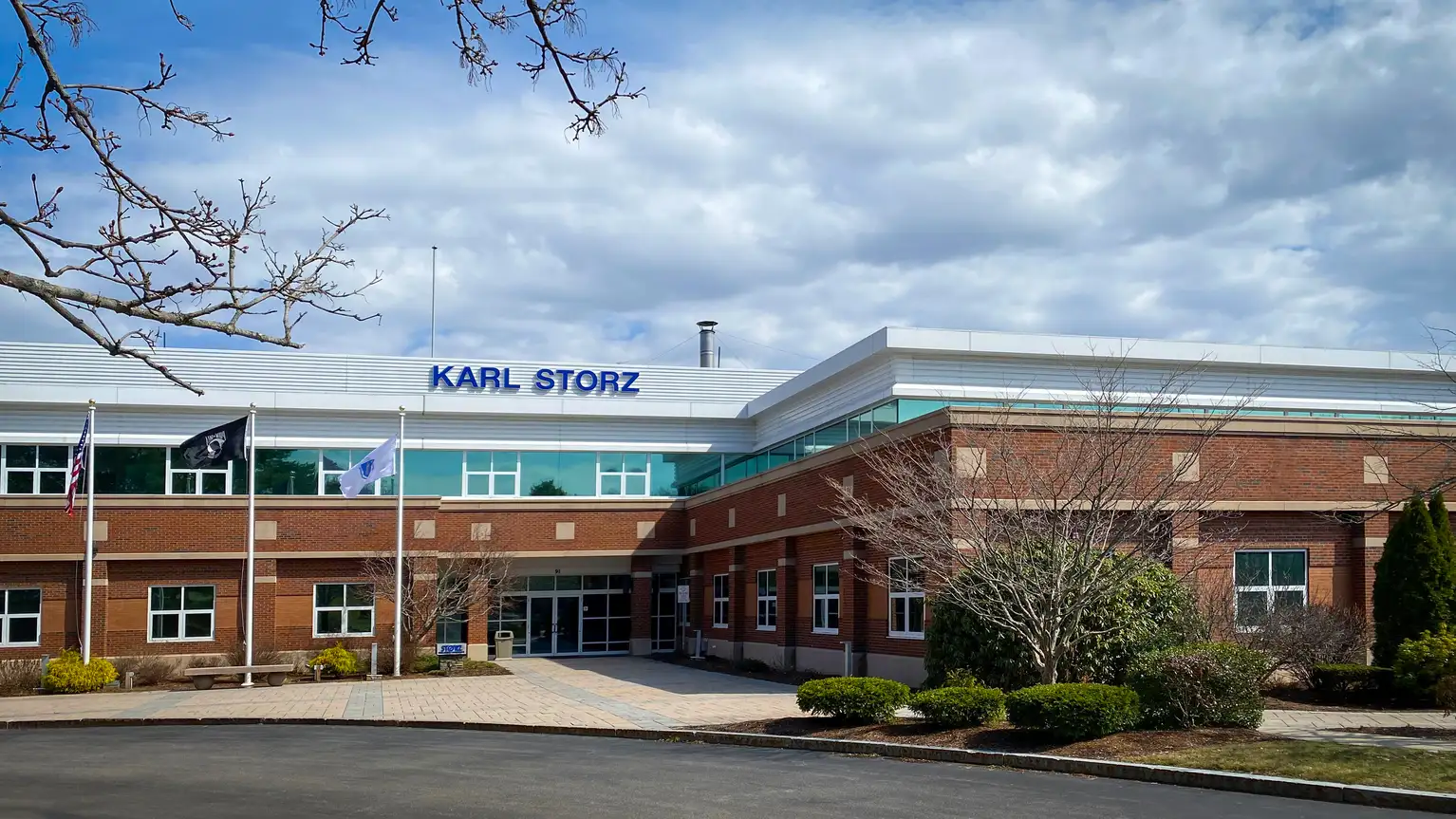 Главный вход в здание Karl Storz, видны вывеска и флагштоки.