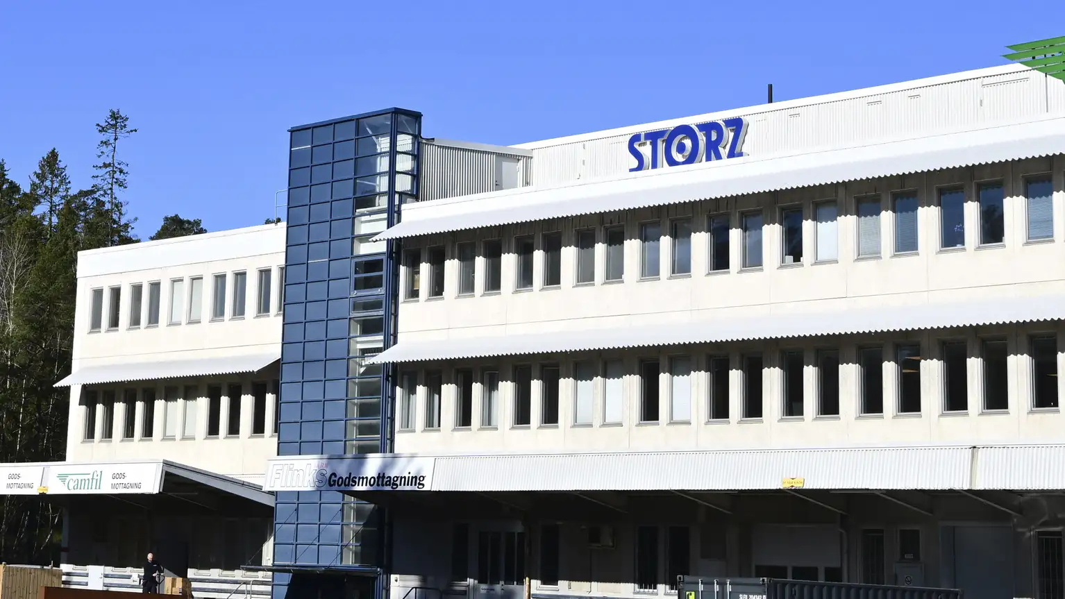 Современное офисное здание с логотипом STORZ на фасаде и множеством окон.