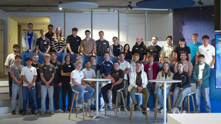 Gruppenfoto von jungen Menschen bei einem Treffen oder einem Firmenevent.