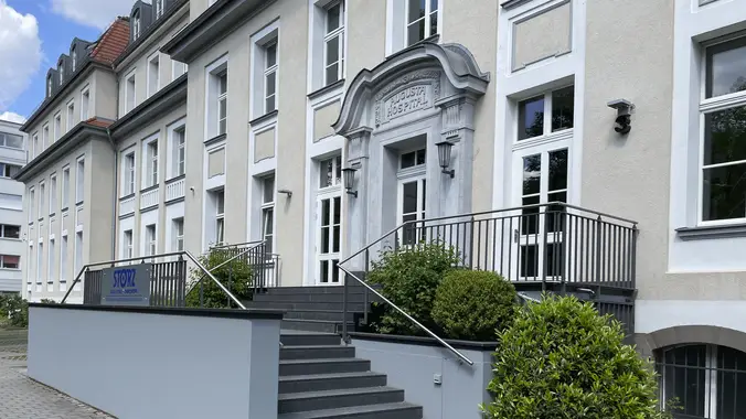 Derri&egrave;re cette porte, le visiteur d&eacute;couvre une technologie m&eacute;dicale et de communication ultra moderne