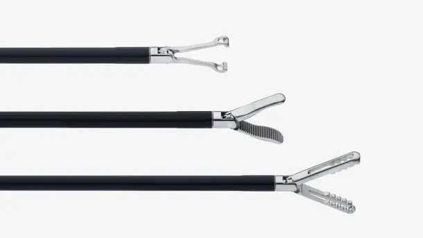 Chirurgische Instrumente für minimalinvasive Eingriffe aus Edelstahl und Kunststoff.