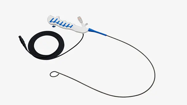 Endoscope médical flexible avec poignée ergonomique et câble noir sur fond blanc.