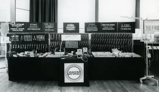 Ausstellung von chirurgischen Instrumenten und medizinischen Geräten auf einem Messestand.