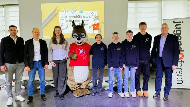 Gruppenfoto mit Maskottchen bei Jugend forscht Regionalwettbewerb Deggendorf.