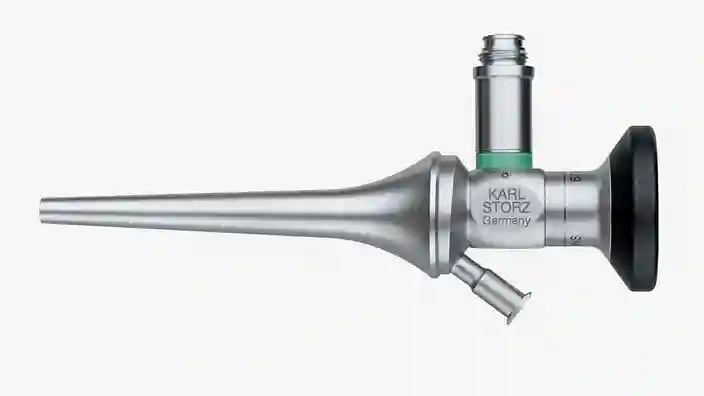 Endoscope rigide métallique Karl Storz utilisé pour l'imagerie médicale en chirurgie endoscopique.