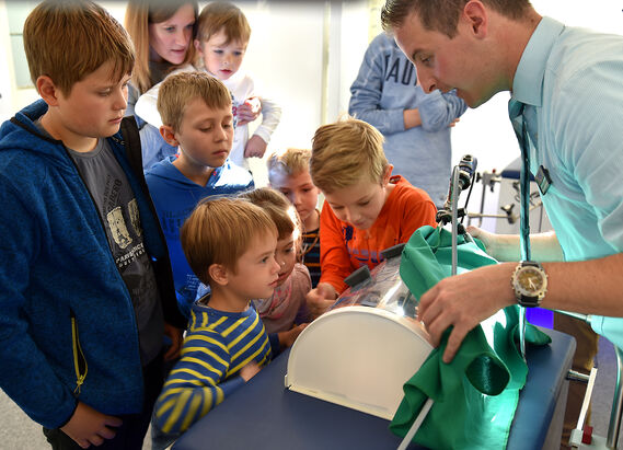 Die KARL STORZ Mitarbeiterkinder beim Rundgang durch die Welt der Endoskopie.