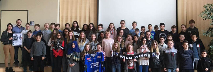 Die 7. Klassen der Hermann-Hesse-Realschule freuen sich darüber, dass ihr Sozialprojekt von KARL STORZ und den Wild Wings unterstützt wird.