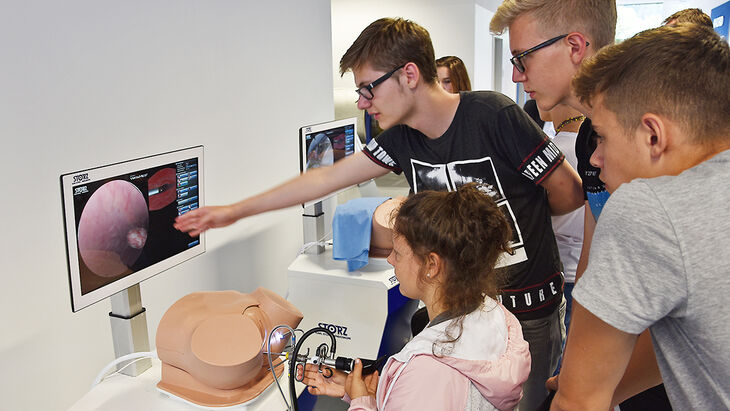 Eigene Erfahrungen machen: Schülerinnen und Schüler probieren die Virtual Reality Simulatoren aus und lernen somit Systeme kennen, mit denen angehende Chirurgen ihre Hand-Augen-Koordination trainieren.