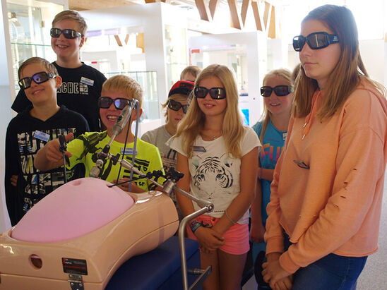 Operieren in 3D – Die Kinder auf Entdeckungstour im KARL STORZ Besucherzentrum