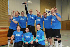 Das Volleyball-Team „KARL STORZ Estonia“ freut sich über Sieg beim KARL STORZ Volleyballturnier.