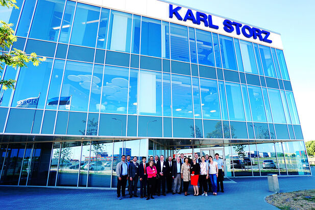 Wirtschaftspolitischer Informationsaustausch: Die Delegation vor der KARL STORZ Produktionsstätte in Tallinn.