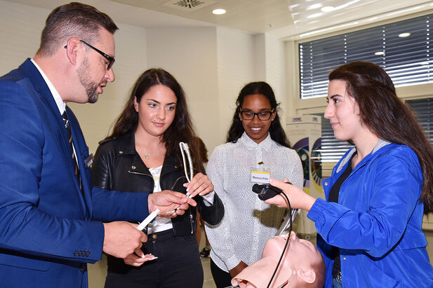 Junge Erwachsene für Medizin und Technik begeistern: Im Hands-On-Workshop können die Schülerinnen und Schüler die Produkte ausprobieren und sich ihre Fragen direkt beantworten lassen.
