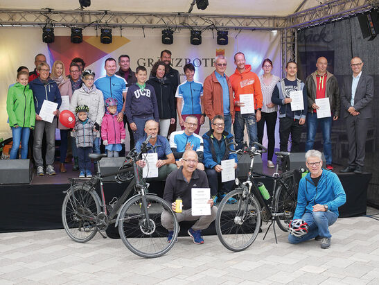 Anerkennung für die zurückgelegten Kilometer: Die Siegerteams und besten Einzelradler bei der Preisverleihung des Tuttlinger Stadtradeln 2019.