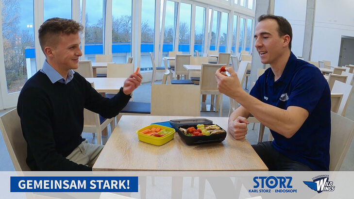 Gemeinsam stark für eine gesunde und ausgewogene Ernährung im Alltag! Hierfür werben Eishockey-Spieler Simon Danner und KARL STORZ Auszubildender Jan Rentschler.