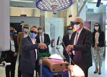 Ministerpräsident Kretschmann begutachtet die 3D-Bildgebung, die Ärzte eine räumliche Sicht im Körperinneren ermöglicht.