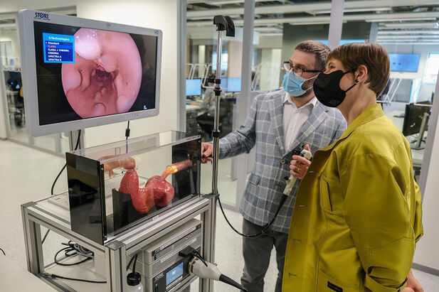 An verschiedenen Modellen wurden der Staatspräsidentin Kersti Kaljulaid die Funktionsweise und die Verwendung der Endoskope demonstriert.
