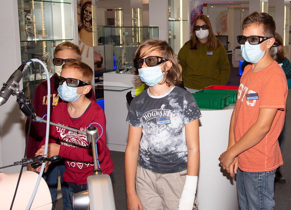 Im Besucherzentrum von KARL STORZ wurden Kindern und Jugendlichen im Rahmen des Sommerferienprogramms Einblicke in die Welt der Endoskopie vermittelt.