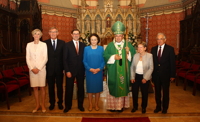 Order of St. Gregory the Great bestowed upon Sybill Storz in Sarajevo (from left to right Friederike Beck, mayor Michael Beck, Karl-Christian Storz, Dr. h. c. mult. Sybill Storz, Vinko Cardinal Puljic, Brigitte Guhl, Ortwin Guhl)