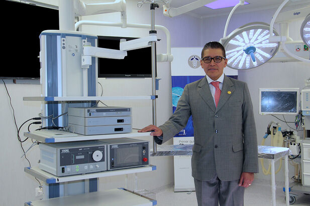 Dr. Félix Ortega Álvarez, Managing Director of the Ortega Clinic, introducing the new integrated 3D operating room.