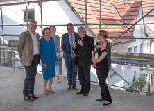 Tour of the construction site of the future Interactive Museum: Mayor Michael Beck, Dr. h. c. mult. Sybill Storz, Minister Guido Wolf, architect Felix Aries, and Minister Dr. Susanne Eisenmann (left to right)